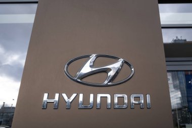 Bir binanın üzerinde Hyundai logosu. Otomotiv markası modern elektrikli Hyundai arabalar, Otomotiv endüstrisi, EV Avrupa, Frankfurt - 13 Aralık 2023