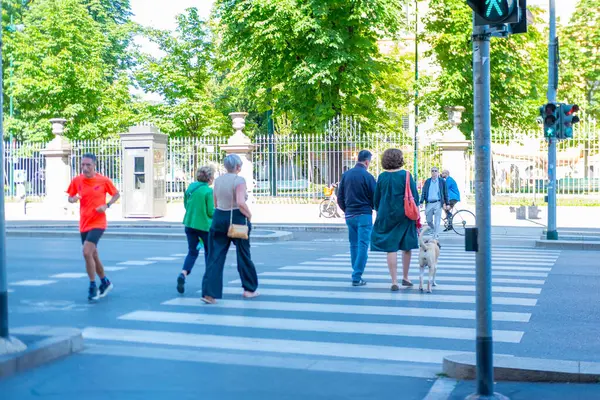 İtalya 'nın canlı şehir sokağına park etmiş elektrikli beyaz Tesla taksisi Avrupa şehir ortamında Eco-Friendly Commute, Milan, İtalya - 21 Mayıs 2025 