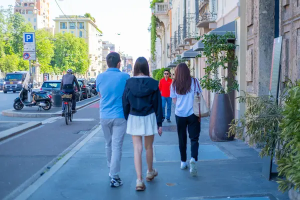 İtalya 'nın canlı şehir sokağına park etmiş elektrikli beyaz Tesla taksisi Avrupa şehir ortamında Eco-Friendly Commute, Milan, İtalya - 21 Mayıs 2025 