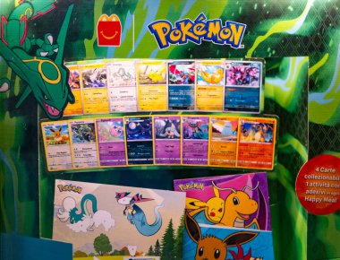 Pokemon Koleksiyonları, Çeşitli Pokemon kartları, çocuklar, genç hayranlar ve koleksiyoncular için popüler kart oyunları, Çocukluk Nostaljisi, Milan, İtalya - 21 Mayıs 2025