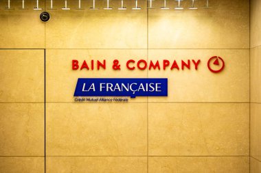 Almanya, Frankfurt 'ta küresel danışmanlık ve finans hizmetleri şirketlerini temsil eden Bain and Company ve La Francaise logoları ile ofis markalaşması - 9 Şubat 2025