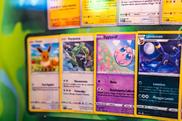 Pokemon Koleksiyonları, Çeşitli Pokemon kartları, çocuklar, genç hayranlar ve koleksiyoncular için popüler kart oyunları, Çocukluk Nostaljisi, Milan, İtalya - 21 Mayıs 2025