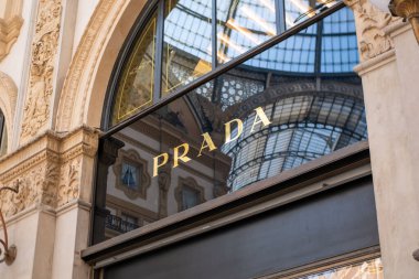 Iconic Prada butiği, Milano 'daki lüks mağazası, lüks moda mağazası Galleria Vittorio Emanuele, küresel moda başkenti, Quadrilatero della Moda, Milan, İtalya - 21 Mayıs 2025