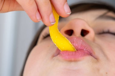 Ergen çocuk, tatlı jelatin şekerlemeler yiyen çocuk, en sevdiği şekerin tadını çıkarmayı dört gözle bekliyor, sağlıksız yemek konsepti, helal jelatin, sağlıksız diyet, mutlu çocukluk