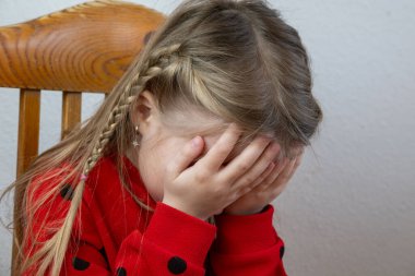 Maggiore Gölü 'nü keşfeden genç adam, turist Montorfano köyü, Yürüyüş dağ manzarası, İtalyan göl kenti boyunca sakin bir şekilde yürümekten hoşlanıyor. 