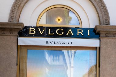 Milano 'nun prestijli alışveriş bölgesindeki Bvlgari lüks mağazası, üst düzey mücevherler ve İtalyan tasarımı Galleria Vittorio Emanuele II, Milan, İtalya - 21 Mayıs 2025