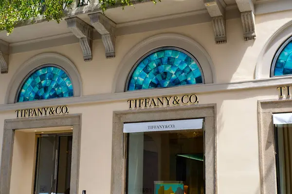 Milano 'daki Tiffany & Co. Lüks mağazası, kaliteli mücevher perakende mağazası, Iconic marka, küresel moda sermayesi, güzellik ürünü reklamı, Milan, İtalya - 21 Mayıs 2025