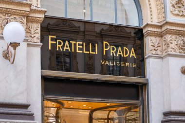 Iconic Fratelli Prada butiği, Milano 'daki lüks mağaza, üst düzey moda perakendecisi Galleria Vittorio Emanuele, küresel moda başkenti, Quadrilatero della Moda, Milan, İtalya - 21 Mayıs 2025