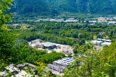 Devasa kaya duvarları ve taş madenlerinde ağır makineler, Granit Taş ocağı, Doğal Kaynaklar çıkarma, Taş Endüstrisi, inşaat için gerekli malzemeler, dağda derin kesimler