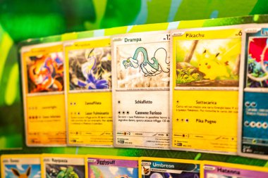 Pokemon Koleksiyonları, Çeşitli Pokemon kartları, çocuklar, genç hayranlar ve koleksiyoncular için popüler kart oyunları, Çocukluk Nostaljisi, Milan, İtalya - 21 Mayıs 2025