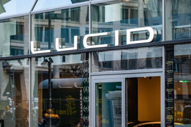 EV şarj istasyonu otoparkı, mavi işaretli alan, elektrikli araç altyapısı, yeşil ulaşım, çevre dostu, park alanı, elektrik hareketliliği, sıfır emisyon, alternatif enerji, eko araba 