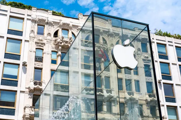 EV şarj istasyonu otoparkı, mavi işaretli alan, elektrikli araç altyapısı, yeşil ulaşım, çevre dostu, park alanı, elektrik hareketliliği, sıfır emisyon, alternatif enerji, eko araba 