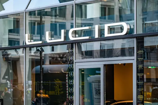 EV şarj istasyonu otoparkı, mavi işaretli alan, elektrikli araç altyapısı, yeşil ulaşım, çevre dostu, park alanı, elektrik hareketliliği, sıfır emisyon, alternatif enerji, eko araba 