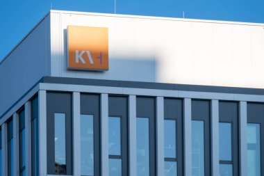 Modern yapı cephesi KVH, Kassenrztliche Vereinigung Hessen sağlık organizasyonu, çağdaş mimari, sağlık hizmetleri, Almanya 'daki şirket merkezi, Frankfurt - 22 Şubat 2025 