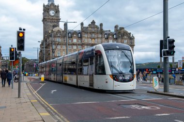 İskoçya, turistler ve yerliler hareketli atmosferin tadını çıkarıyorlar. Edinburgh 'un Princes Caddesi, günlük yaşam ve turizm, Edinburgh, Birleşik Krallık - 17 Eylül 2024