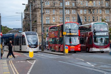 İskoçya, turistler ve yerliler hareketli atmosferin tadını çıkarıyorlar. Edinburgh 'un Princes Caddesi, günlük yaşam ve turizm, Edinburgh, Birleşik Krallık - 17 Eylül 2024