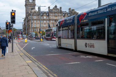 İskoçya, turistler ve yerliler hareketli atmosferin tadını çıkarıyorlar. Edinburgh 'un Princes Caddesi, günlük yaşam ve turizm, Edinburgh, Birleşik Krallık - 17 Eylül 2024