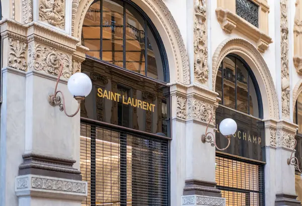 Lüks Saint Laurent butiği, İtalya 'nın prestijli Paris' i, Milan 'ın moda bölgesi, Quadrilatero della Moda, moda mağazası alışverişi, Avrupa moda merkezi, Milan, İtalya - 21 Mayıs 2025