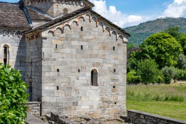 San Giovanni Tarihi Kilisesi, güzel taş 10. kilise, Picturesque İtalyan Montorfano köyü Charm, Verbano-Cusio-Ossola bölgesi Piedmont, zamansız Lombardy 'nin simgesi.
