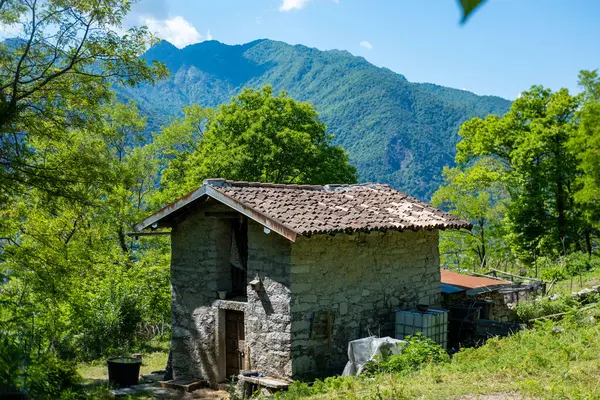 Huzurlu İtalyan dağ manzaralı büyüleyici taş ev, antik geleneksel miras, Gizemli Dağ İnzivası, Alp mimarisi Avrupa dağ köyleri