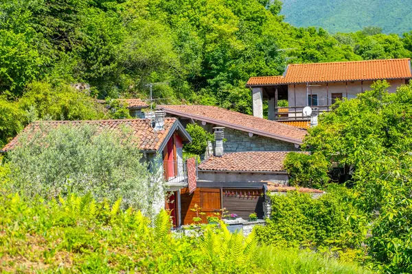 İtalyan 10. Montorfano köyü Charm, Verbano-Cusio-Ossola bölgesi boyunca sakin bir şekilde yürüdü Piedmont, tarihsel zamansız Lombardy 'nin tarihi simgesi, İtalyan Montorfano köyü Charm