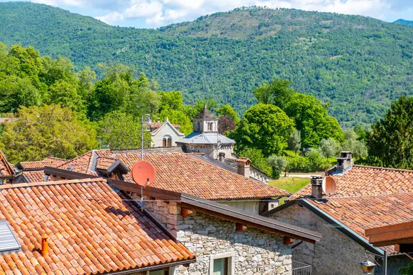 İtalyan 10. Montorfano köyü Charm, Verbano-Cusio-Ossola bölgesi boyunca sakin bir şekilde yürüdü Piedmont, tarihsel zamansız Lombardy 'nin tarihi simgesi, İtalyan Montorfano köyü Charm