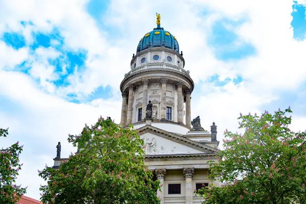 Görkemli Fransız Katedrali 'nin Berlin' deki parlak gökyüzü altındaki kubbesi. Mimarlık ve tarih, Jandarma Meydanı Tarihi Eserler, Kültür ve Seyahat, Tarihi Turistik Etkinlikler