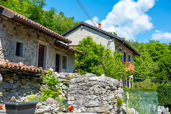 İtalyan 10. Montorfano köyü Charm, Verbano-Cusio-Ossola bölgesi boyunca sakin bir şekilde yürüdü Piedmont, tarihsel zamansız Lombardy 'nin tarihi simgesi, İtalyan Montorfano köyü Charm