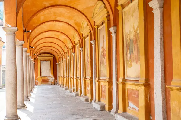 Kemerli manastır koridorları, tarihi odalar, duvar resimleri mimarisi, Roma galerileri Baveno, duvar iskeleti, zengin İtalyan mirası, İtalya