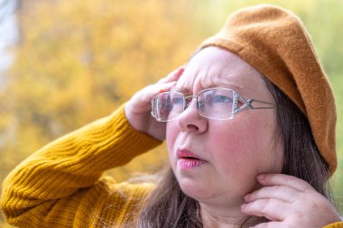 Yakın plan orta yaşlı kadın şok olmuş ve şaşkın bir ifadeyle, geniş gözler ve açık bir ağızla derin bir şaşkınlık, duygusal dramatik bir portre, şaşkınlık ve huşu sergiliyor. 