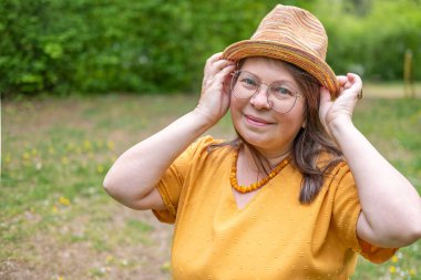 Yakın plan orta yaşlı kadın şok olmuş ve şaşkın bir ifadeyle, geniş gözler ve açık bir ağızla derin bir şaşkınlık, duygusal dramatik bir portre, şaşkınlık ve huşu sergiliyor. 