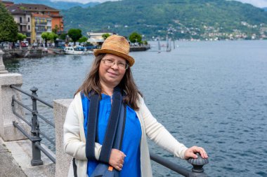 Yakın plan orta yaşlı kadın şok olmuş ve şaşkın bir ifadeyle, geniş gözler ve açık bir ağızla derin bir şaşkınlık, duygusal dramatik bir portre, şaşkınlık ve huşu sergiliyor. 