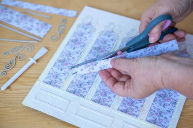 Yakın plan orta yaşlı kadın şok olmuş ve şaşkın bir ifadeyle, geniş gözler ve açık bir ağızla derin bir şaşkınlık, duygusal dramatik bir portre, şaşkınlık ve huşu sergiliyor. 