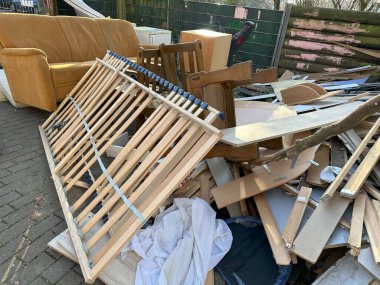 Yakın plan orta yaşlı kadın şok olmuş ve şaşkın bir ifadeyle, geniş gözler ve açık bir ağızla derin bir şaşkınlık, duygusal dramatik bir portre, şaşkınlık ve huşu sergiliyor. 