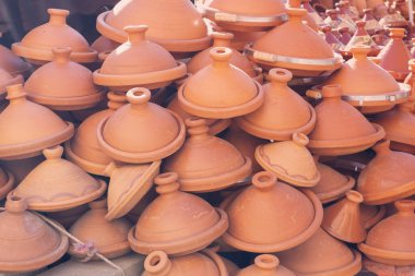 Yakın plan orta yaşlı kadın şok olmuş ve şaşkın bir ifadeyle, geniş gözler ve açık bir ağızla derin bir şaşkınlık, duygusal dramatik bir portre, şaşkınlık ve huşu sergiliyor. 