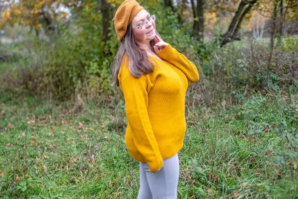 Yakın plan orta yaşlı kadın şok olmuş ve şaşkın bir ifadeyle, geniş gözler ve açık bir ağızla derin bir şaşkınlık, duygusal dramatik bir portre, şaşkınlık ve huşu sergiliyor. 