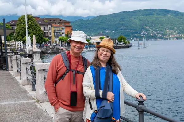 Yakın plan orta yaşlı kadın şok olmuş ve şaşkın bir ifadeyle, geniş gözler ve açık bir ağızla derin bir şaşkınlık, duygusal dramatik bir portre, şaşkınlık ve huşu sergiliyor. 