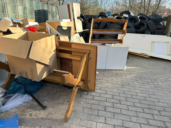 Yakın plan orta yaşlı kadın şok olmuş ve şaşkın bir ifadeyle, geniş gözler ve açık bir ağızla derin bir şaşkınlık, duygusal dramatik bir portre, şaşkınlık ve huşu sergiliyor. 