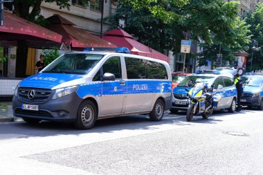 Ödeme terminali self-service cannabis kiosk, Marijuana Legalization and Impact on Society, Benefits and Risks, Economic Aspects, Funchal, Portugal - 8 Ocak 2025 