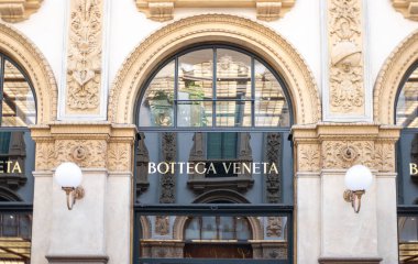 Ödeme terminali self-service cannabis kiosk, Marijuana Legalization and Impact on Society, Benefits and Risks, Economic Aspects, Funchal, Portugal - 8 Ocak 2025 