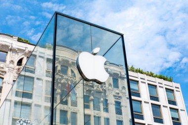 Ödeme terminali self-service cannabis kiosk, Marijuana Legalization and Impact on Society, Benefits and Risks, Economic Aspects, Funchal, Portugal - 8 Ocak 2025 