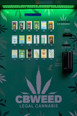 Ödeme terminali self-service cannabis kiosk, Marijuana Legalization and Impact on Society, Benefits and Risks, Economic Aspects, Funchal, Portugal - 8 Ocak 2025 