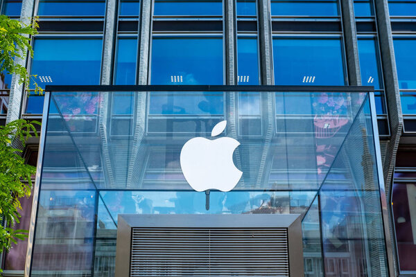 платежный терминал в киоске самообслуживания марихуаны, легализация марихуаны и влияние на общество, выгоды и риски, экономические аспекты, Фуншал, Португалия - 8 января 2025 года 