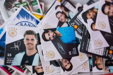 Nadir kartlar tutan meraklıların toplanması, hayranların futbol kartları, fan kültürü, eğlence ve hobi koleksiyonunun vurgulanması, hobiler, Frankfurt - 8 Haziran 2025 