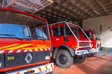 Madeira 'daki Bombeiros Voluntrios Madeirenses itfaiye araçları, itfaiye ve toplum yardımı, acil durum hizmetleri, Madeira Adası, Portekiz - 5 Ocak 2025 