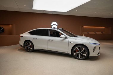 Beyaz parlak ET7 NIO arabası, fütüristik elektrikli araç, yenilikçi tasarım ve aerodinamik özellikler sergiler, sıfır emisyon teknolojisi, Frankfurt - 3 Şubat 2025