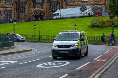 Acil tıbbi müdahale, hayat kurtaran araç, sokak fotoğrafçılığı, şehir içi seyahat atmosferi, İngiliz ambulansı, görevli sağlık görevlileri, Edinburgh, İngiltere - 15 Nisan 2025