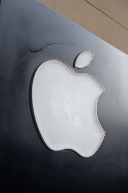 Siyah, üçüncü şahıs ürünler ve aksesuarlar üzerine Apple logosu, modern perakende mağaza tabelası, teknoloji markası, modern pazarlama tasarımı, iş sembolü, Londra 'daki Satış Ofisi - 16 Ekim 2024
