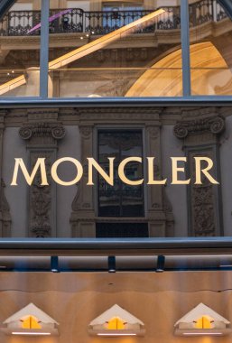 Lüks Moncler butiği, Milano 'daki Chanel mağazası önü, vitrin vitrini, dış giyim mağazası alışverişi, Avrupa moda merkezi, klasik mimari, tasarımcı kıyafeti, Milan, İtalya - 21 Mayıs 2025