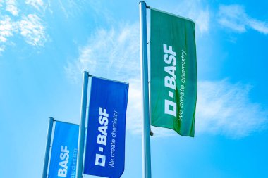 BASF Chemiekonzern, Endüstriyel Kompleks, Kimyasal Endüstriyel Bölge, bayraklarla çok uluslu kimyasal iş, Avrupa Sanayi Markası, Üretici Ludwigshafen, Almanya - 14 Haziran 2025